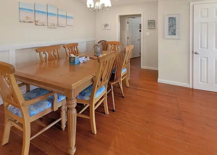 Shell Cottage - Pet Friendly, Hot Tub, Fenced Yard!